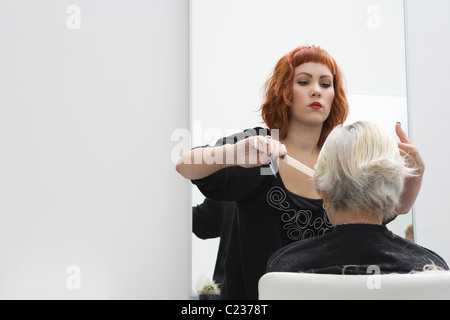 Stylist Kämme ältere Frau Fransen Stockfoto