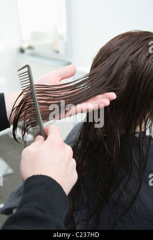 Nasses Haar ausgekämmt im Friseursalon Stockfoto