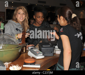 X-Factor-Finalisten Stacey Soloman und Rachel Adedji Restaurantbesuch Nandos zu einem Abend fest zusammen frönen. Die Mädchen Stockfoto