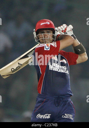 Owais Shah von Delhi Daredevils spielt einen Schuss in die Champions League Twenty20 Airtel D Gruppenspiel zwischen Delhi Stockfoto