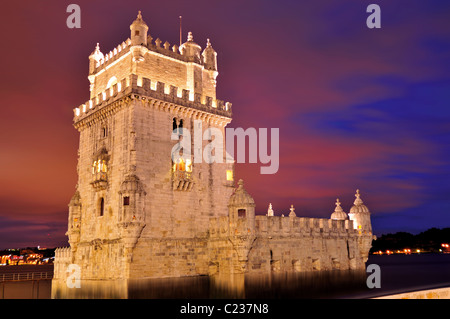 Portugal, Lissabon: Turm von Belém bei Nacht Stockfoto