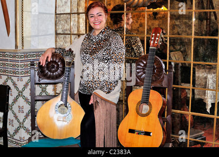 Portugal, Lissabon: Fado Sängerin Isabel Raimundo in der traditionellen Taverne Taverna del Rey in der Alfama Stockfoto