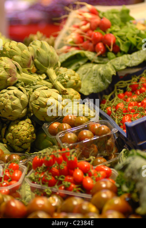 Frische Produkte am Markt La Boqueria. Las Ramblas, Barcelona, Spanien Stockfoto