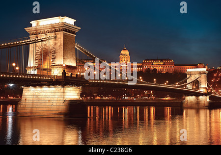 Abenddämmerung Stadtbild der Kettenbrücke über die Donau. Budaer Burg im Hintergrund in der ungarischen Hauptstadt: Budapest Stockfoto