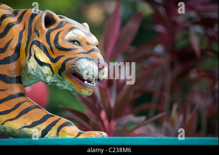 Eine Skulptur eines Tigers in der Haw Par Villa, ehemaliger Tiger Balm Gardens in Singapur Stockfoto