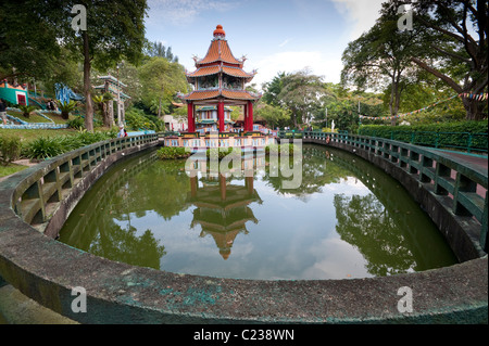 Die Pagode und Zierteich an Haw Par Villa, dem ehemaligen Tiger Balm Gardens, Singapur Stockfoto