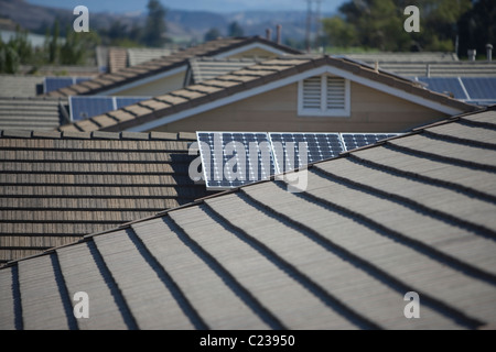 Dach mit einigen solar Verkleidung auf der Spitze Stockfoto