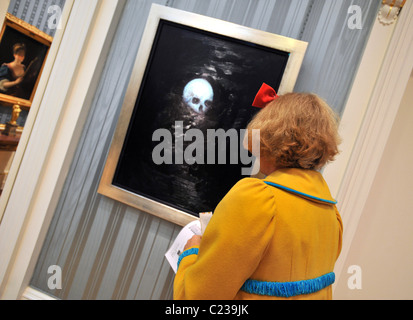 Grayson Perry schwebenden Totenkopf - 2006 No Love Lost: Blaue Gemälde von Damien Hirst - drücken Sie die Ansicht auf die Wallace Collection in Stockfoto