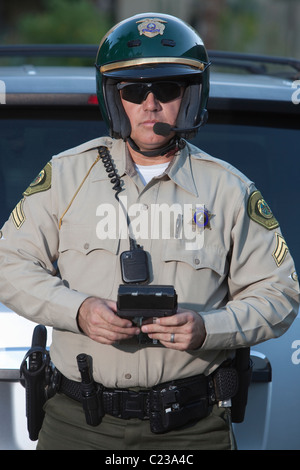 Patrouille Offizier steht mit Luxus-Auto Stockfoto