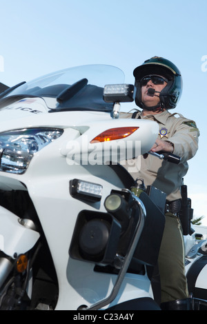 Patrouille Offizier sitzt auf dem Motorrad Stockfoto
