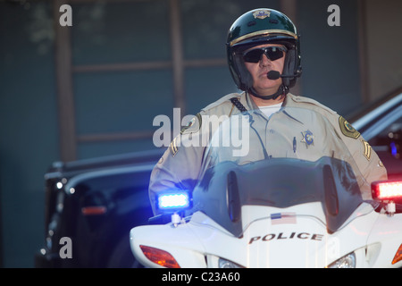 Patrouille Offizier sitzt auf dem Motorrad mit Hazrd Lichtern beleuchtet Stockfoto