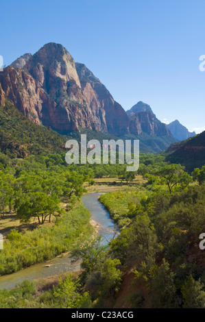 Virgin River fließt durch den Zion Nationalpark mit Blick auf die Ost-Tempel-Utah-USA Stockfoto