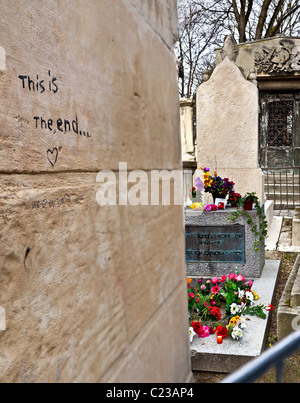 "Dies ist das Ende", "We love Sie Jim" Graffiti, Jim Morrison Grab, Friedhof Père-LaChaise Paris Paris Frankreich. Stockfoto