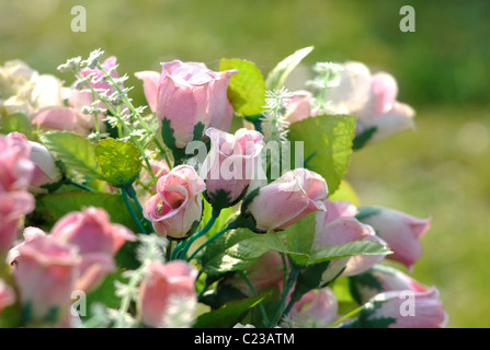 Künstliche Blumen auf ein Grab Stockfoto