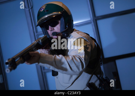 Nightwatch Streifenpolizist mit Gewehr Stockfoto