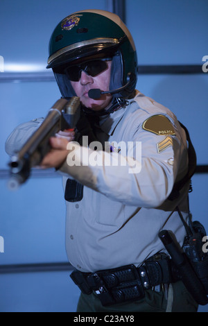 Nightwatch Streifenpolizist mit Gewehr Stockfoto