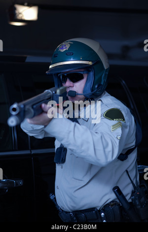 Nightwatch Streifenpolizisten mit dem Ziel-Gewehr Stockfoto