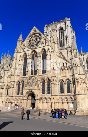 Besuchen Schülerinnen und Schüler unterhalb der Rosette der südlichen Querschiff, York Minster, York, North Yorkshire, England, UK. Stockfoto