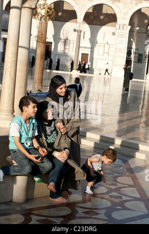 Arabische Familie fotografieren im Hof des Umayyaden-Moschee, große Moschee von Damaskus, Syrien Stockfoto