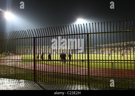 Die Auswärtsfans Gehäuse an Miejski Klub Sportowy Znicz Pruszkow in Polen Pruszkow, Polen - Oktober 2009 ** nicht verfügbar für Stockfoto