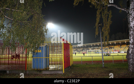 Die Auswärtsfans Gehäuse an Miejski Klub Sportowy Znicz Pruszkow in Polen Pruszkow, Polen - Oktober 2009 ** nicht verfügbar für Stockfoto