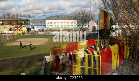 Die Auswärtsfans Gehäuse an Miejski Klub Sportowy Znicz Pruszkow in Polen Pruszkow, Polen - Oktober 2009 ** nicht verfügbar für Stockfoto