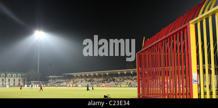 Die Auswärtsfans Gehäuse an Miejski Klub Sportowy Znicz Pruszkow in Polen Pruszkow, Polen - Oktober 2009 ** nicht verfügbar für Stockfoto