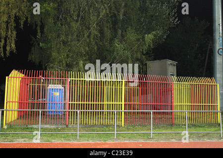 Die Auswärtsfans Gehäuse an Miejski Klub Sportowy Znicz Pruszkow in Polen Pruszkow, Polen - Oktober 2009 ** nicht verfügbar für Stockfoto