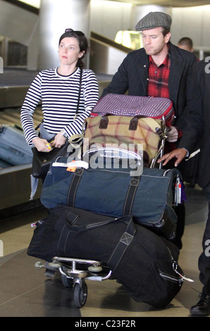 Ewan McGregor mit Frau Eva ankommen am Los Angeles International Airport. Los Angeles, Kalifornien - 21.10.09 Stockfoto