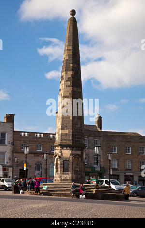 Der Obelisk, Market Place, Richmond, North Yorkshire Stockfoto