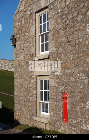 Lundy Post Briefkasten an der Seite des Gebäudes auf Lundy Island, Devon, England UK im März Stockfoto