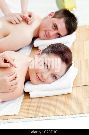 Hellen kaukasischen Paar genießt eine Rückenmassage Stockfoto