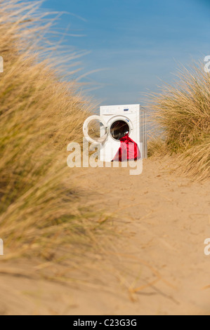 eine Waschmaschine verschütten rot Element in Sanddünen, UK Stockfoto