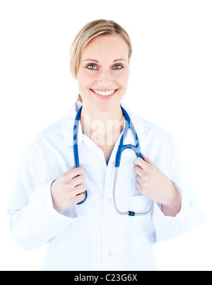 Freundliche Ärztin ein Stethoskop lächelnd in die Kamera halten Stockfoto