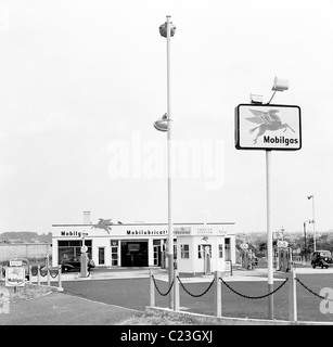 Der Vorplatz und die Gebäude einer der 1950er Jahre Mobilgas Tankstelle "The Whirlwind" in diesem historischen Bild von J Allan Cash. Stockfoto