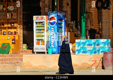 Verschleierte Ägypterin zu Fuß in einer Straße von der Stadt von Siwa, westliche Wüste, Ägypten Stockfoto