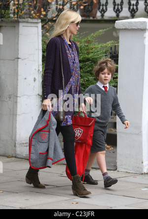 Claudia Schiffer unter ihrem Sohn Casper Vaughn zu School London, England - 15.10.09 Stockfoto