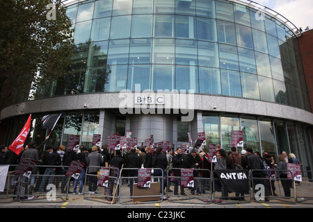 Demonstranten versammeln sich am Londoner BBC TV-Studios vor der Ankunft der British National Party Führer Nick Griffin, der soll Stockfoto