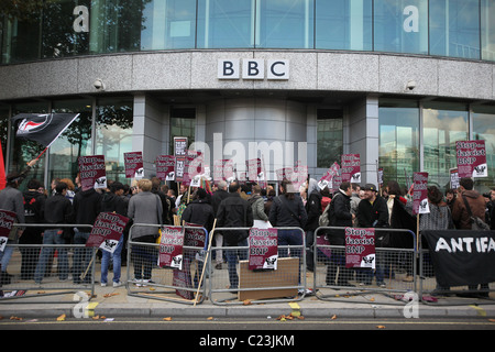 Demonstranten versammeln sich am Londoner BBC TV-Studios vor der Ankunft der British National Party Führer Nick Griffin, der soll Stockfoto