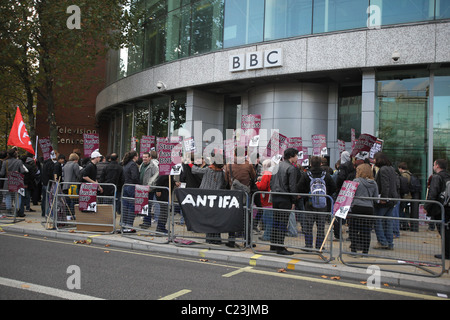 Demonstranten versammeln sich am Londoner BBC TV-Studios vor der Ankunft der British National Party Führer Nick Griffin, der soll Stockfoto