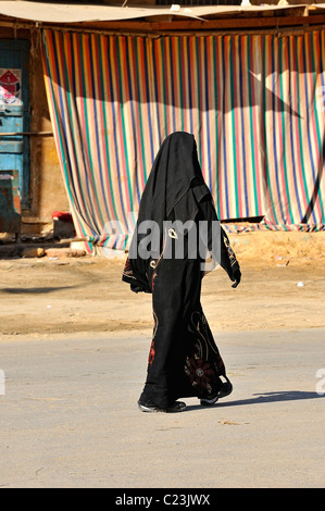 Verschleierte Ägypterin zu Fuß in einer Straße von der Stadt von Siwa, westliche Wüste, Ägypten Stockfoto