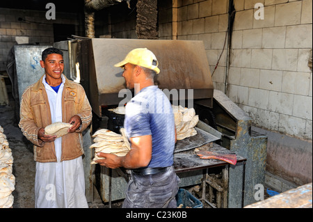 Baker, die Zubereitung von Brot in einer öffentlichen Bäckerei in der Stadt Siwa, westliche Wüste, Ägypten Stockfoto