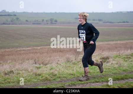 Frau, die Teilnahme an 15 Meilen Rennen zwischen Benfleet und Leigh-on-Sea, England, UK Stockfoto