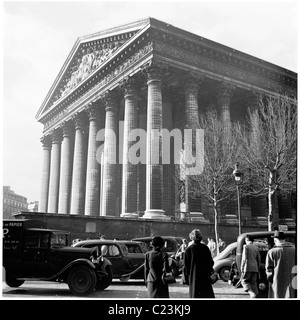 1950er Jahre, Frankreich, Paris, Menschen und Verkehr außerhalb der Säulen L'Eglise de la Madeleine, eine Kirche als Tempel Napoleons Armee zu feiern. Stockfoto