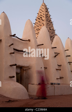 Frau betreten Grand Moschee in Bobo Dioulasso, Burkina Faso Stockfoto