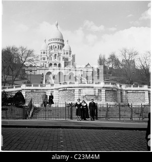 1950er Jahre, ein Mann, eine Frau und eine Nonne außerhalb am Fuß der Butte Montmartre vor der Basilika von Sacré-Kirche in Paris, Frankreich. Stockfoto