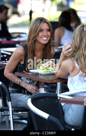 Audrina Patridge Dreharbeiten Szenen für die neue Staffel von "The Hills" außerhalb Fratellis Restaurant auf der Melrose Avenue Los Angeles Stockfoto