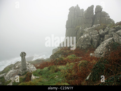 Ein keltisches Steinkreuz-Denkmal für einen jungen Botaniker, der hier in der Nähe von Lamorna Cove an einem nebeligen Wintertag starb, West Country, Cornwall, England, Großbritannien Stockfoto