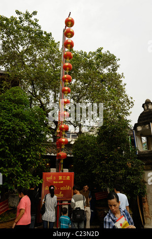 Rote Lampions hängen vor chinesischen Tempel, Wat Mangkok Kamalawatt, Chinatown, Bangkok, Thailand Stockfoto