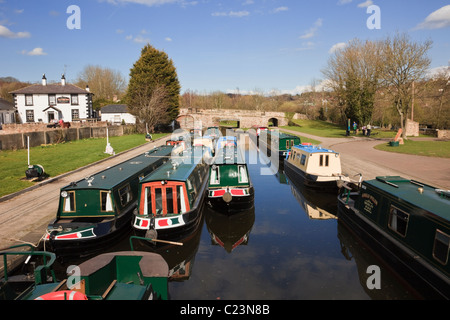 Trevor, Wrexham, Nordwales, UK. Narrowboats Urlaub mieten vertäut am Llangollen Kanal bei Trevor Becken Stockfoto